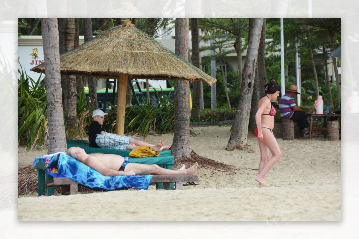 海滩纳凉的外国人图片