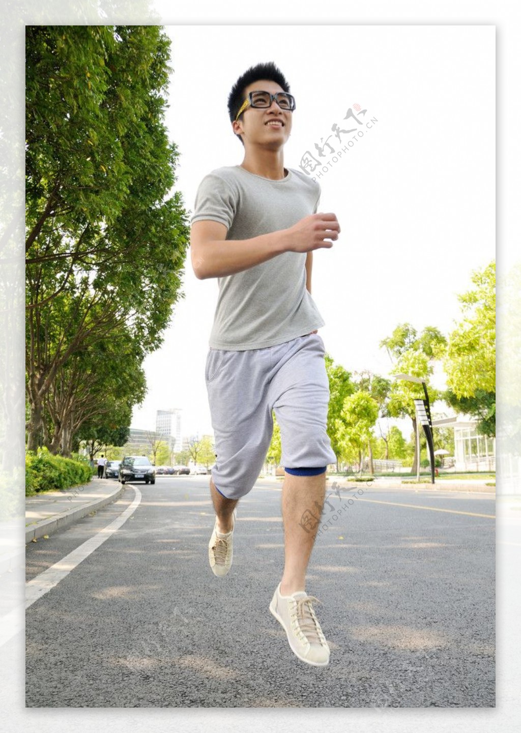 奔跑的男人图片