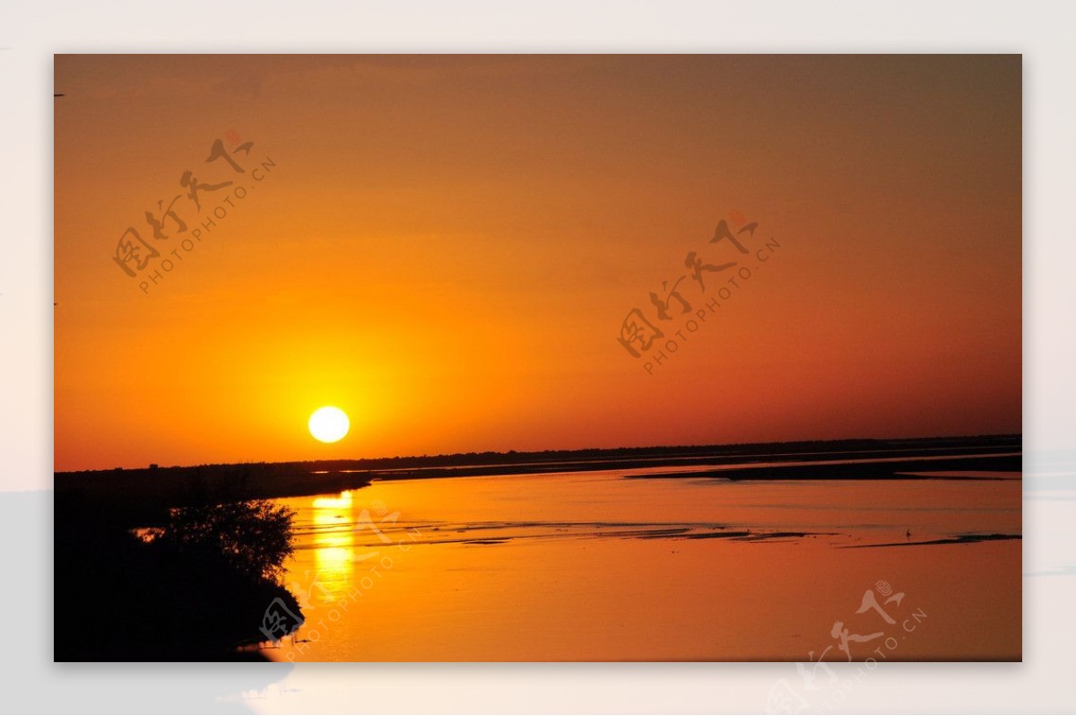 落日夕阳湖水图片
