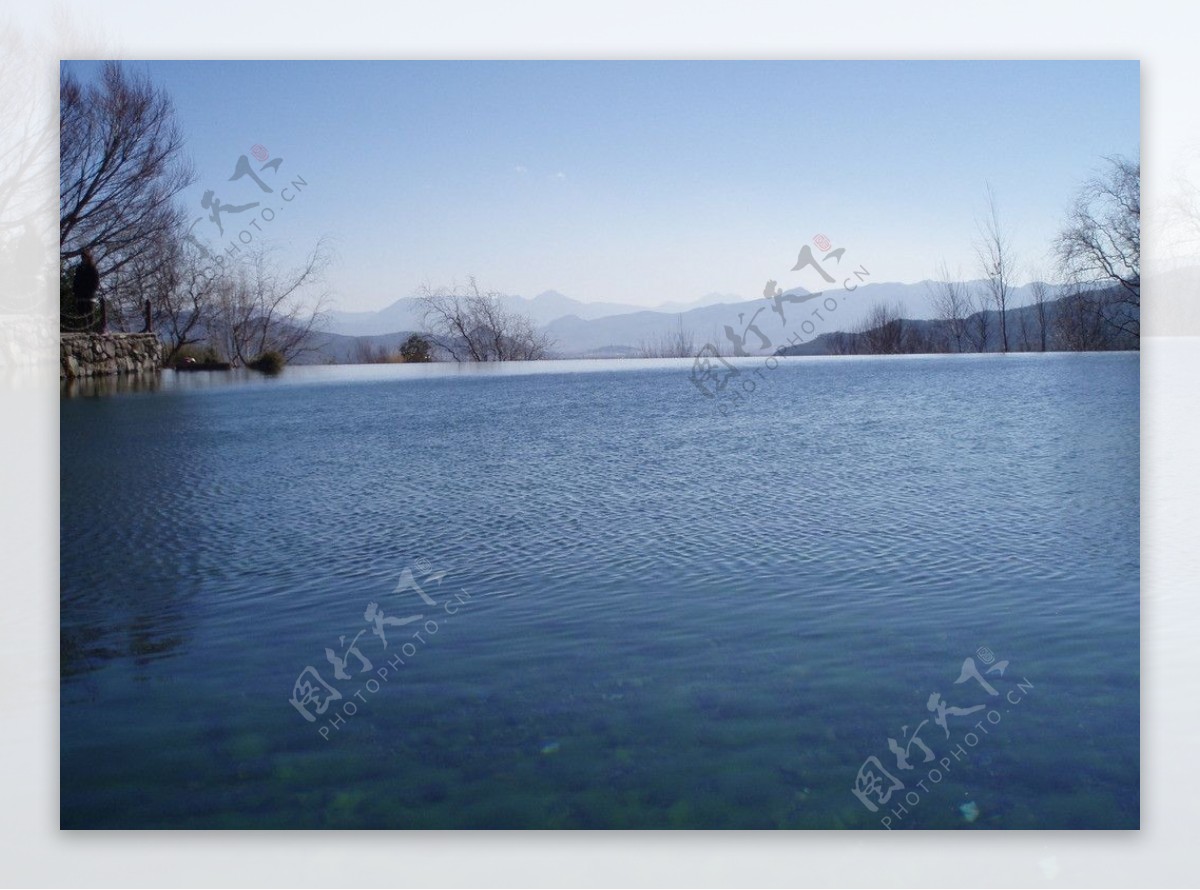 静静的湖水图片