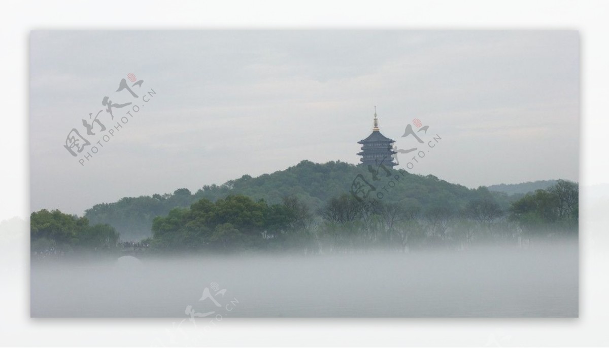 雾中杭州西湖图片