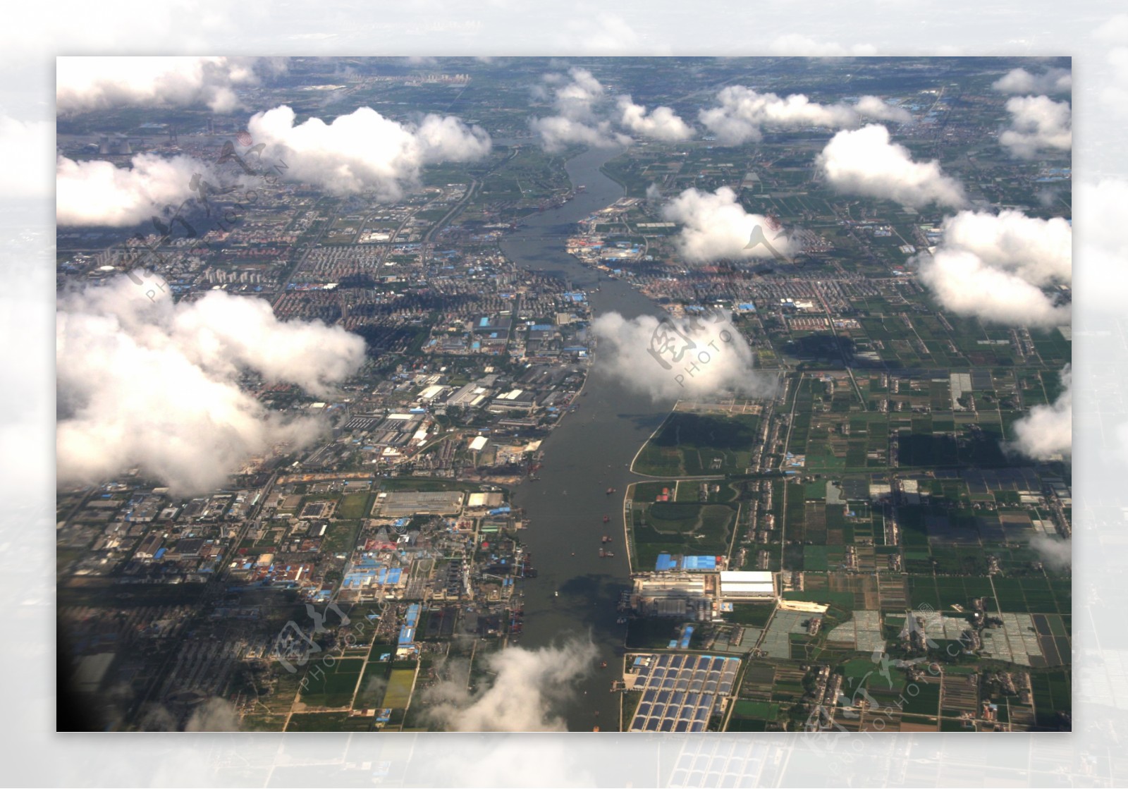 上海浦东上空的云图片
