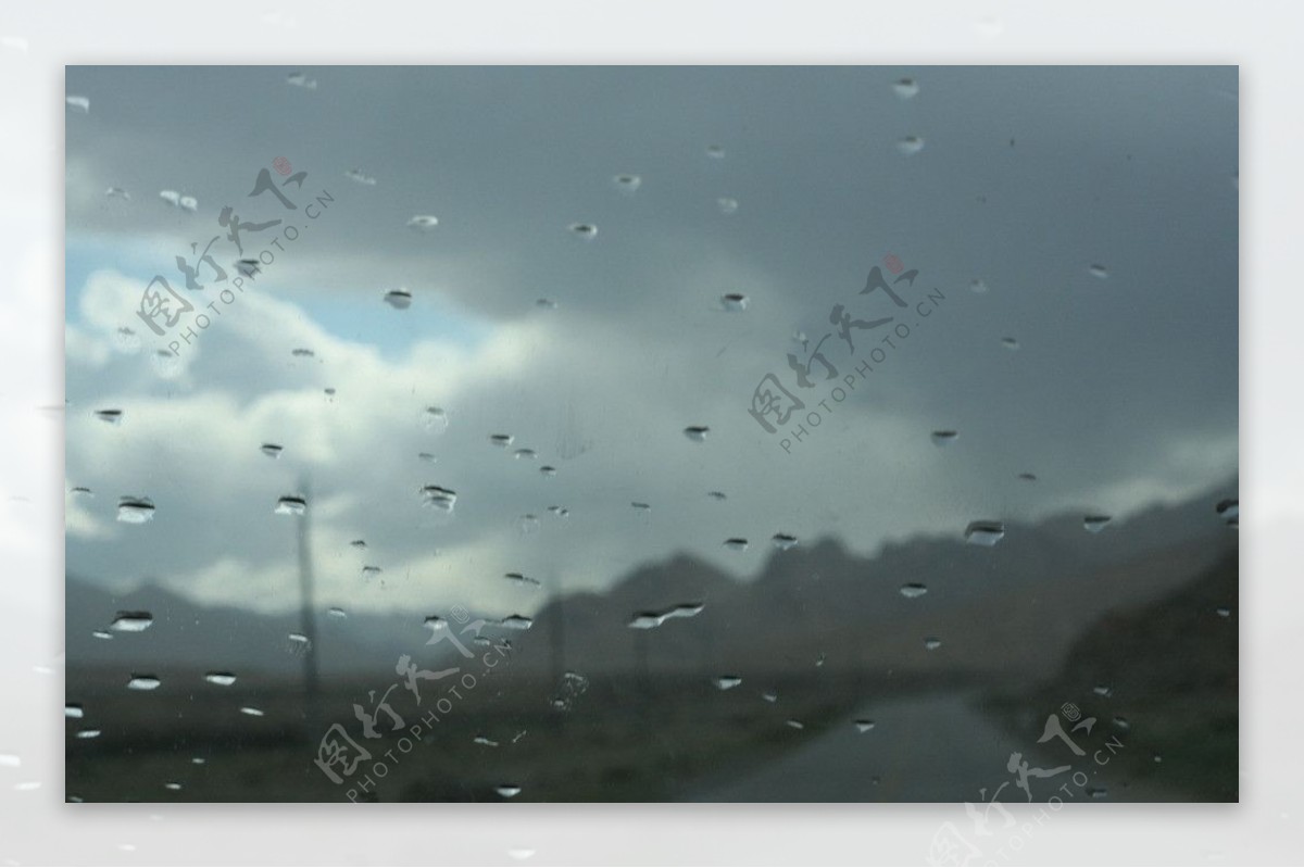 雨滴敲打玻璃图片