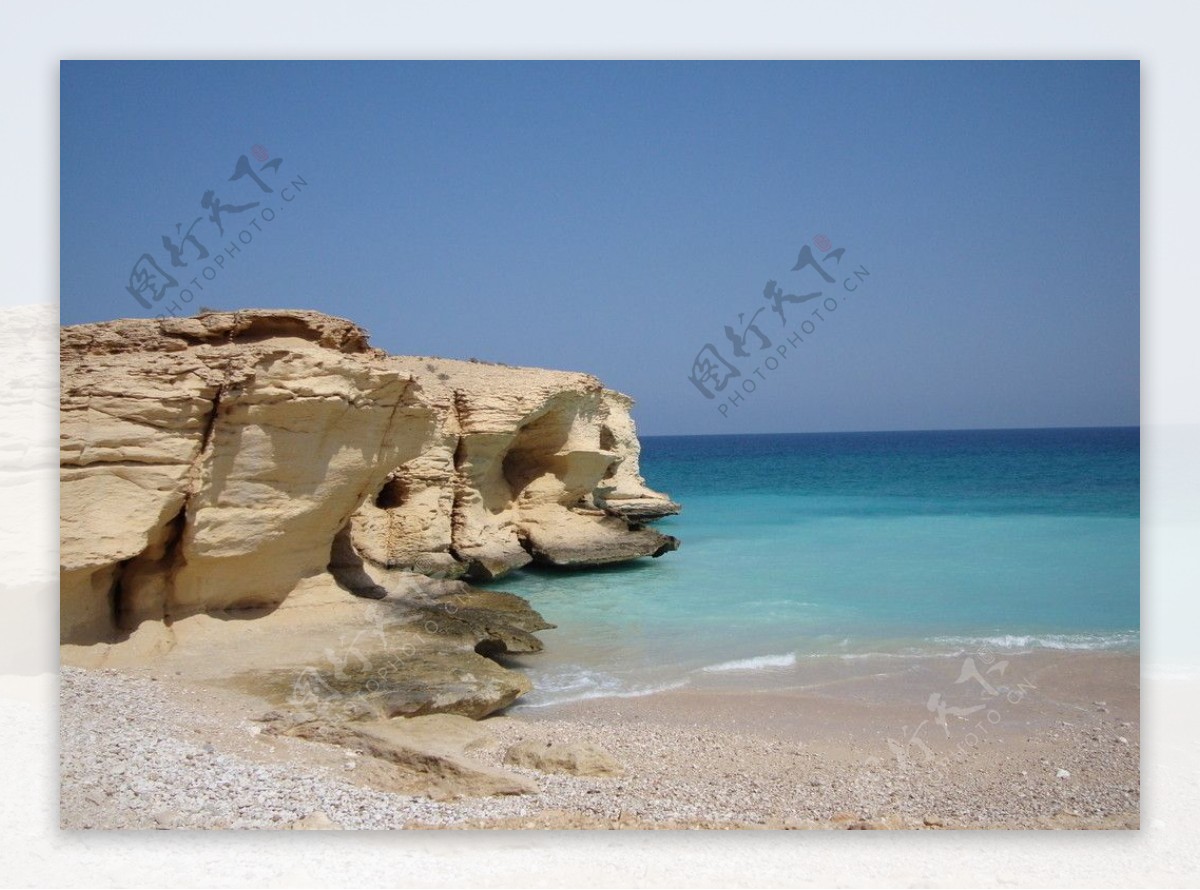 蓝天大海沙滩岩石图片