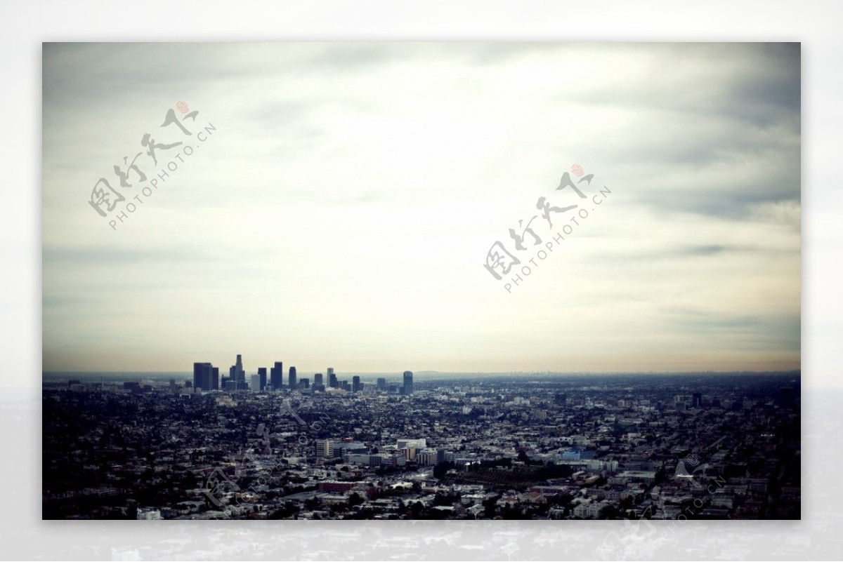 格里菲斯天文台上俯瞰好莱坞洛杉矶市中心闹市区天际线图片