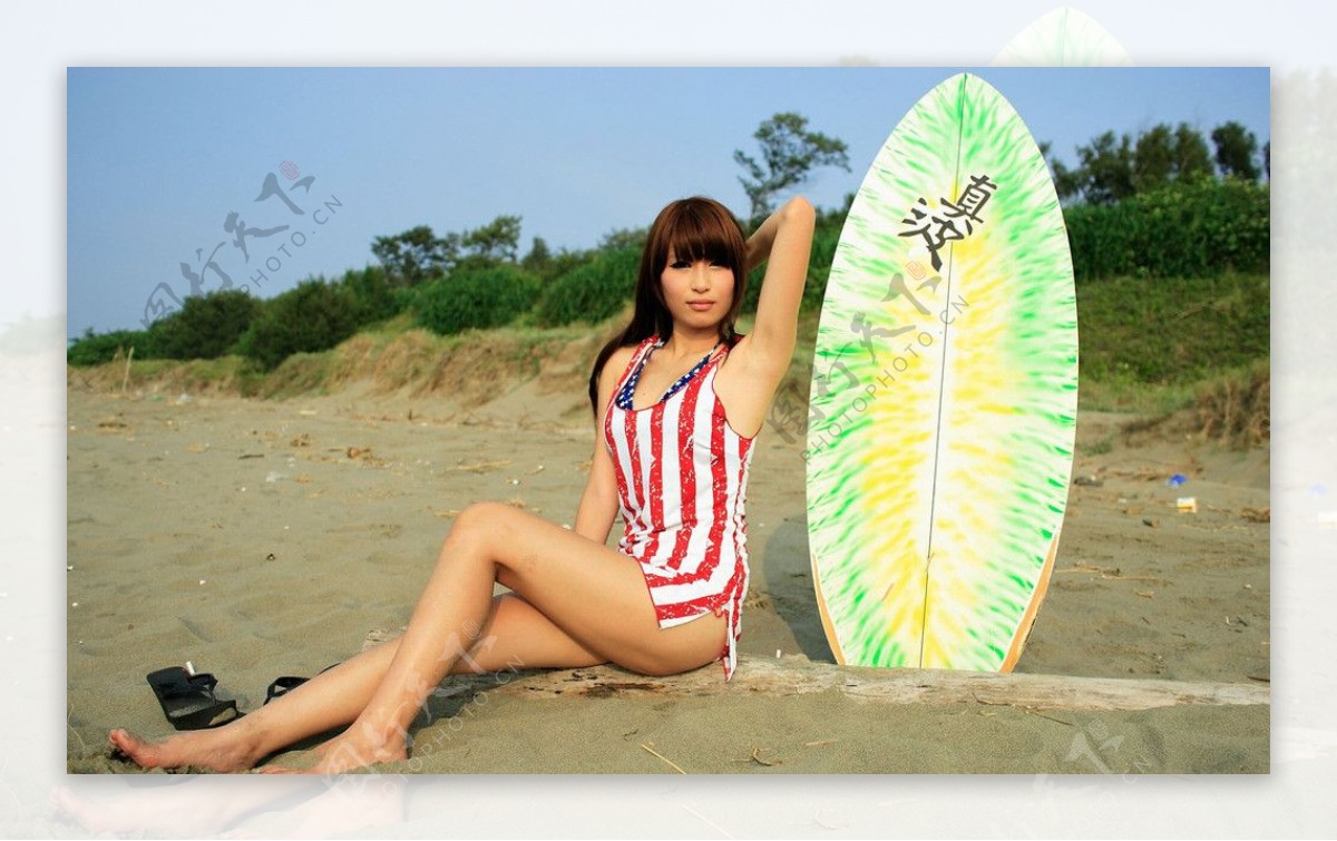 夏日沙滩青春美女桌面壁纸图片