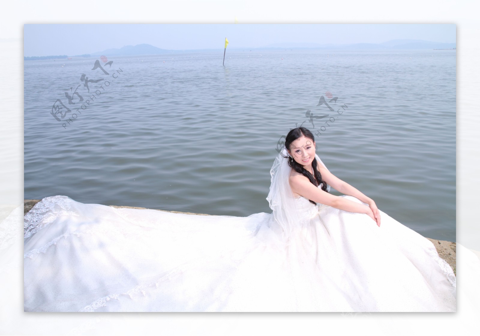 大海海边白色婚纱照图片