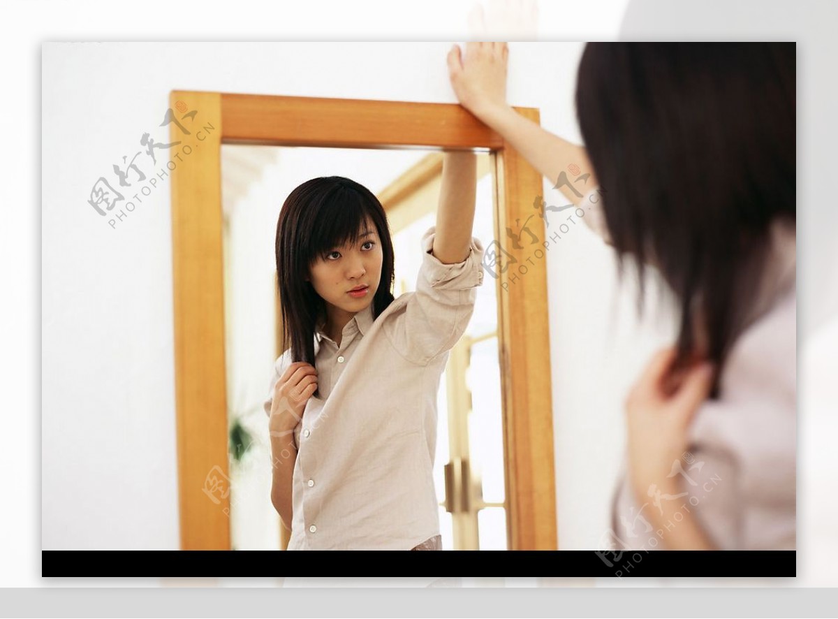 照镜子的青春少女图片