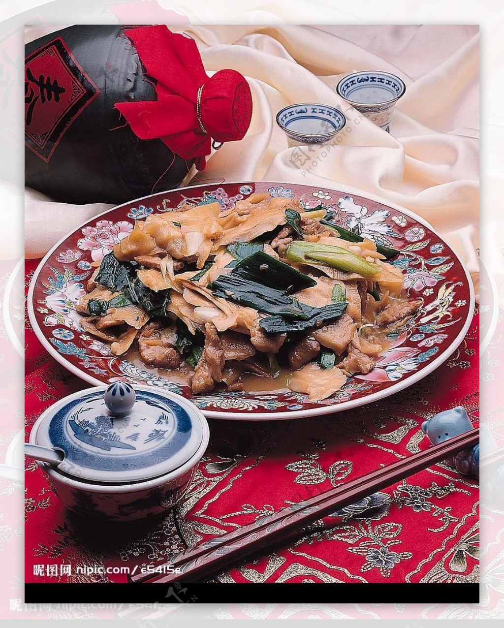 中式传统美食菇片炒肉图片