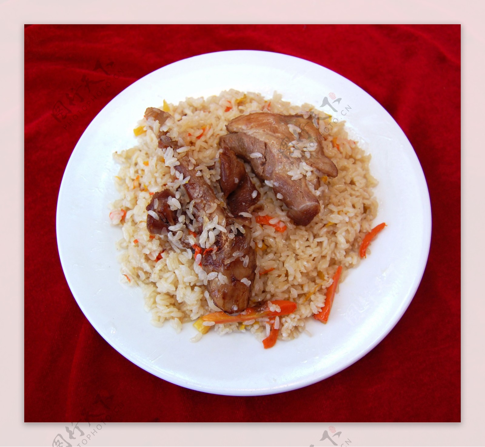 油润的米饭大块的羊肉，这才是真正的新疆手抓饭