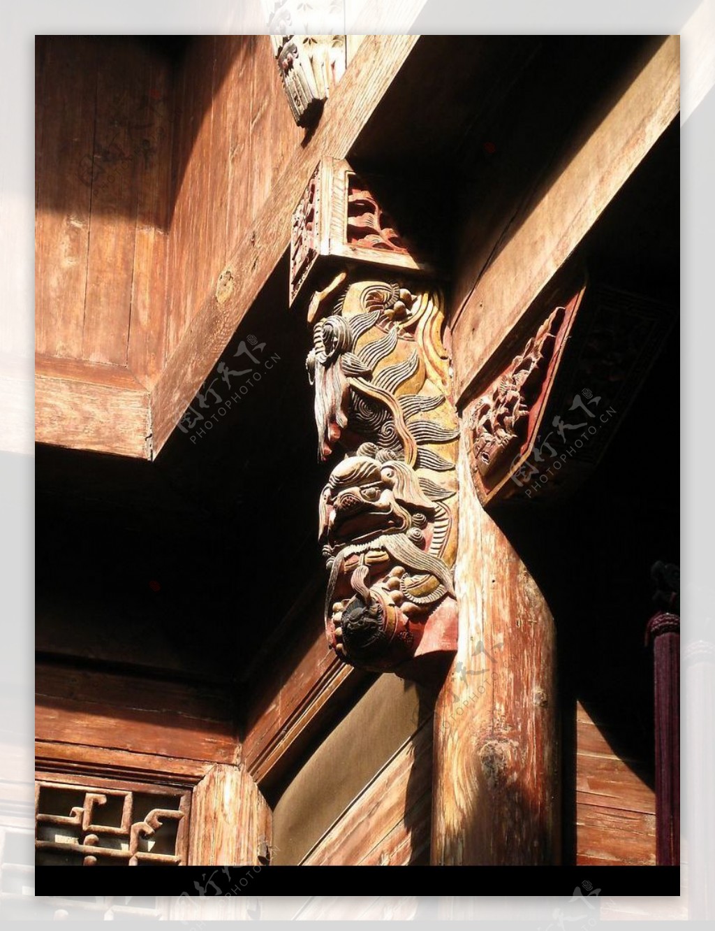 徽派建筑屋里梁上的木雕图片