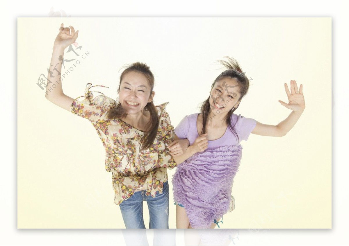 两个快乐的女大学生图片