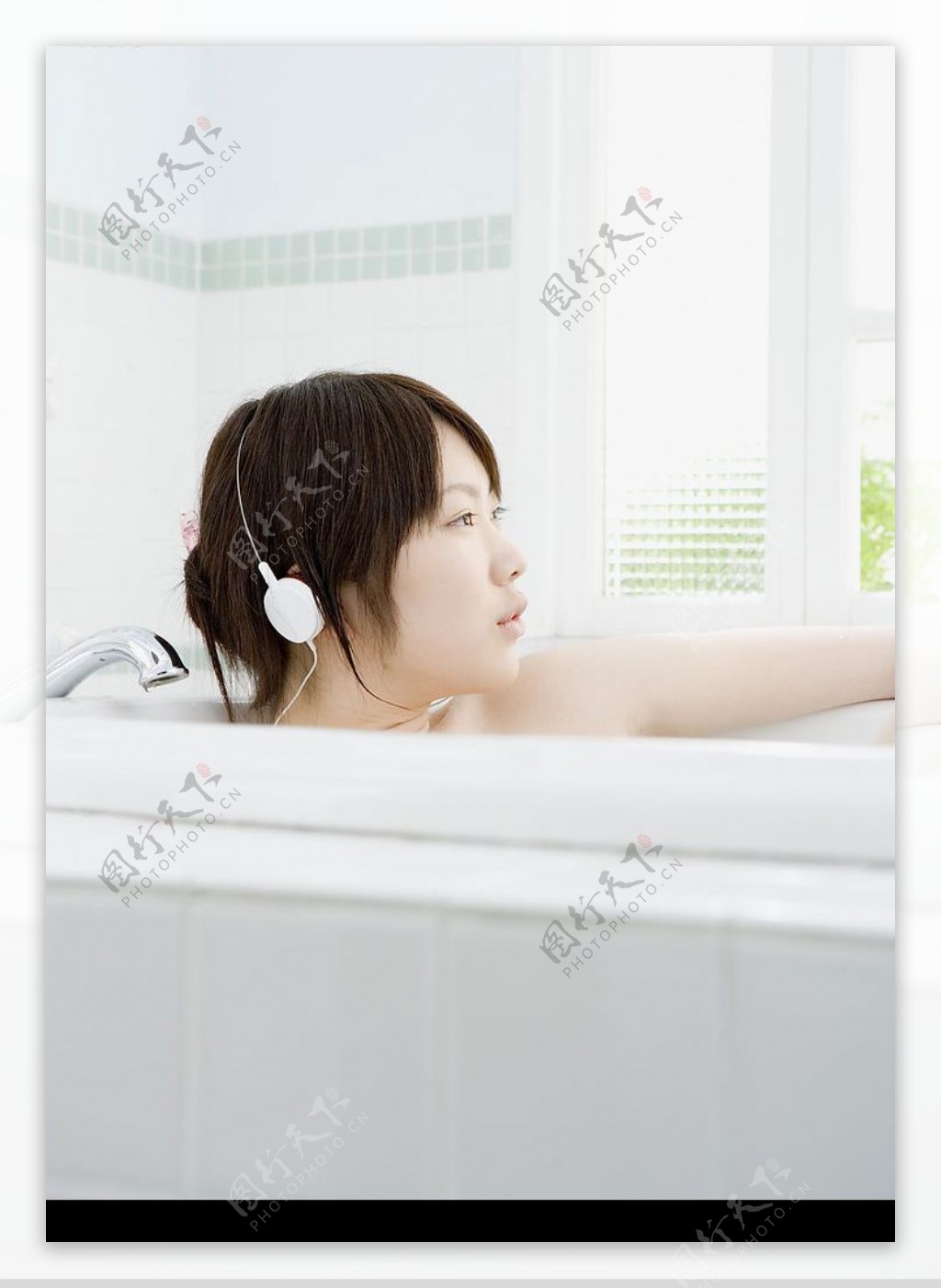 浴缸少女图片
