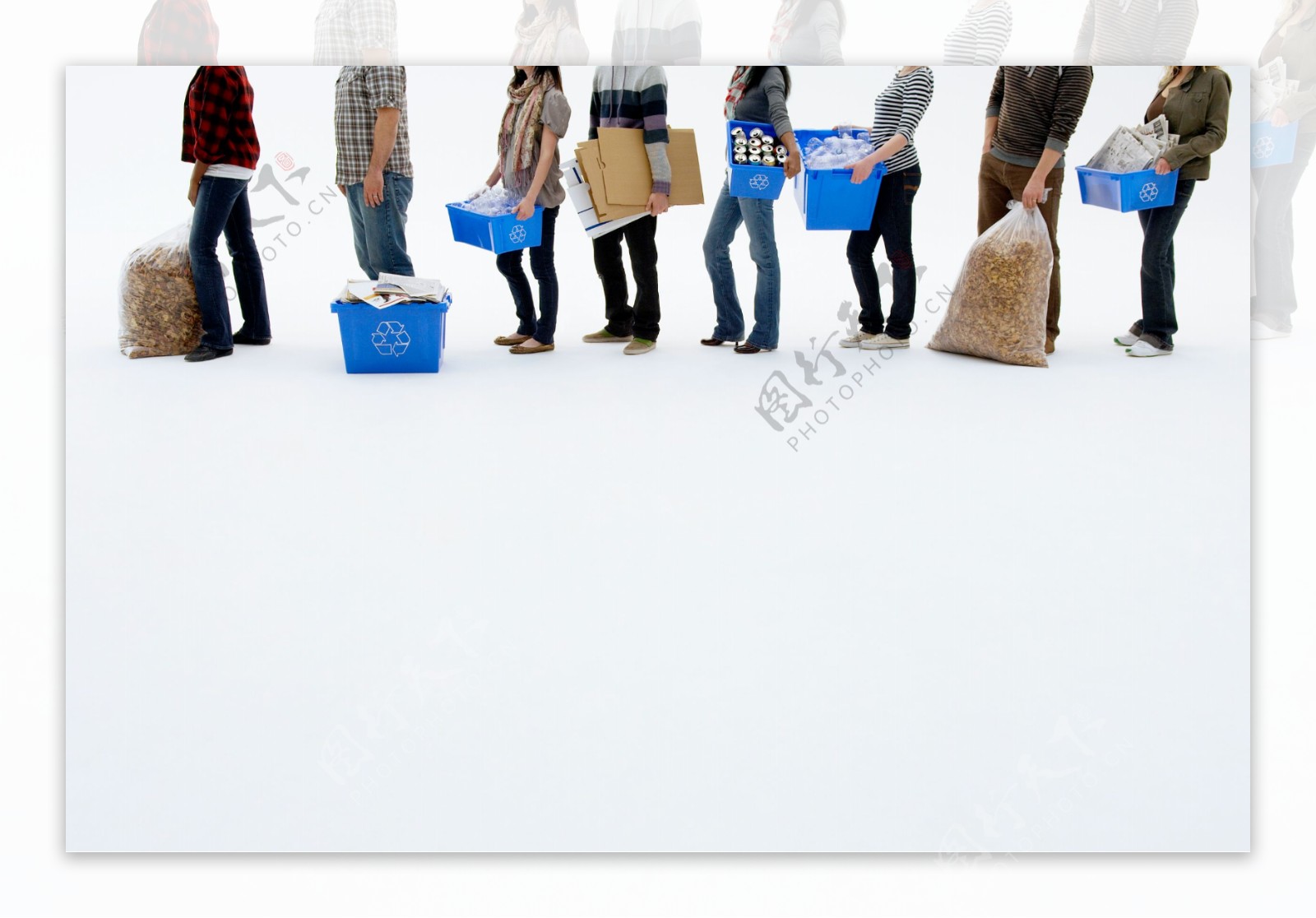 超市商场排队等候的人图片