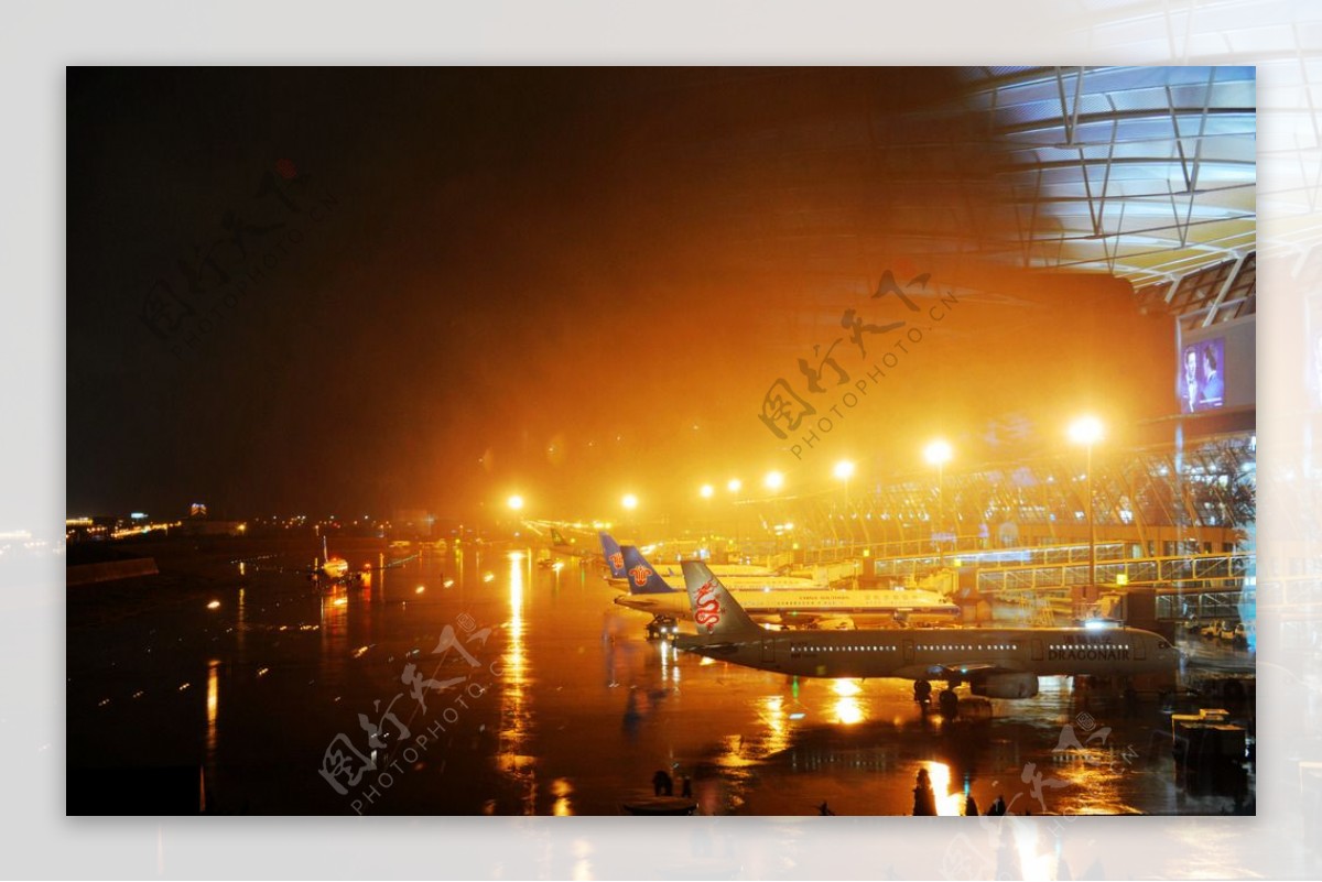 机场夜景，飞机夜间降落起飞视频素材,延时摄影视频素材下载,高清3840X1948视频素材下载,凌点视频素材网,编号:501536