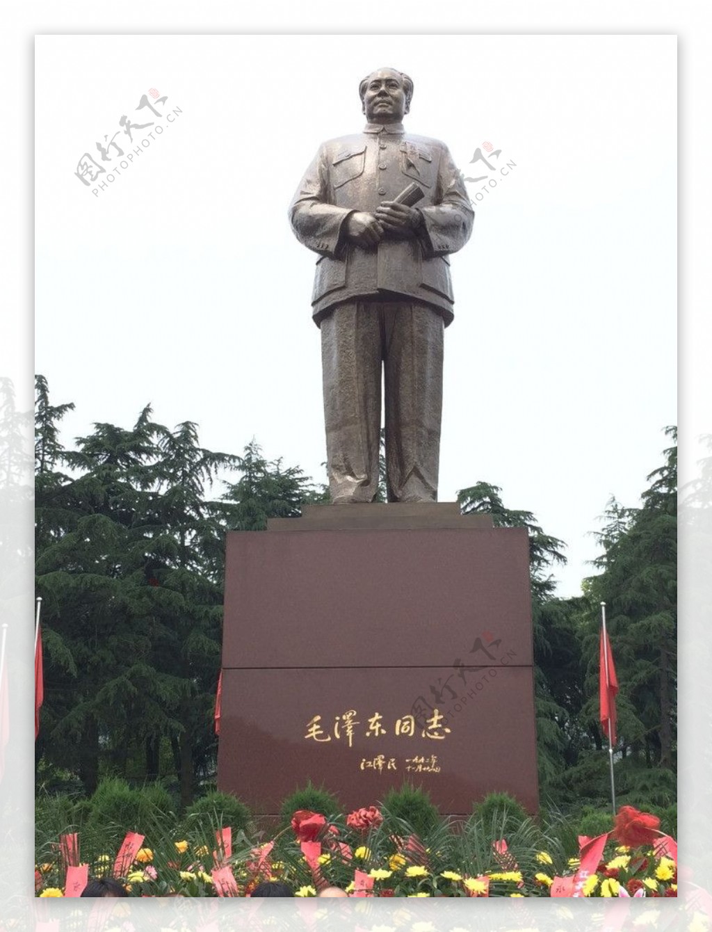 毛泽东铜像图片