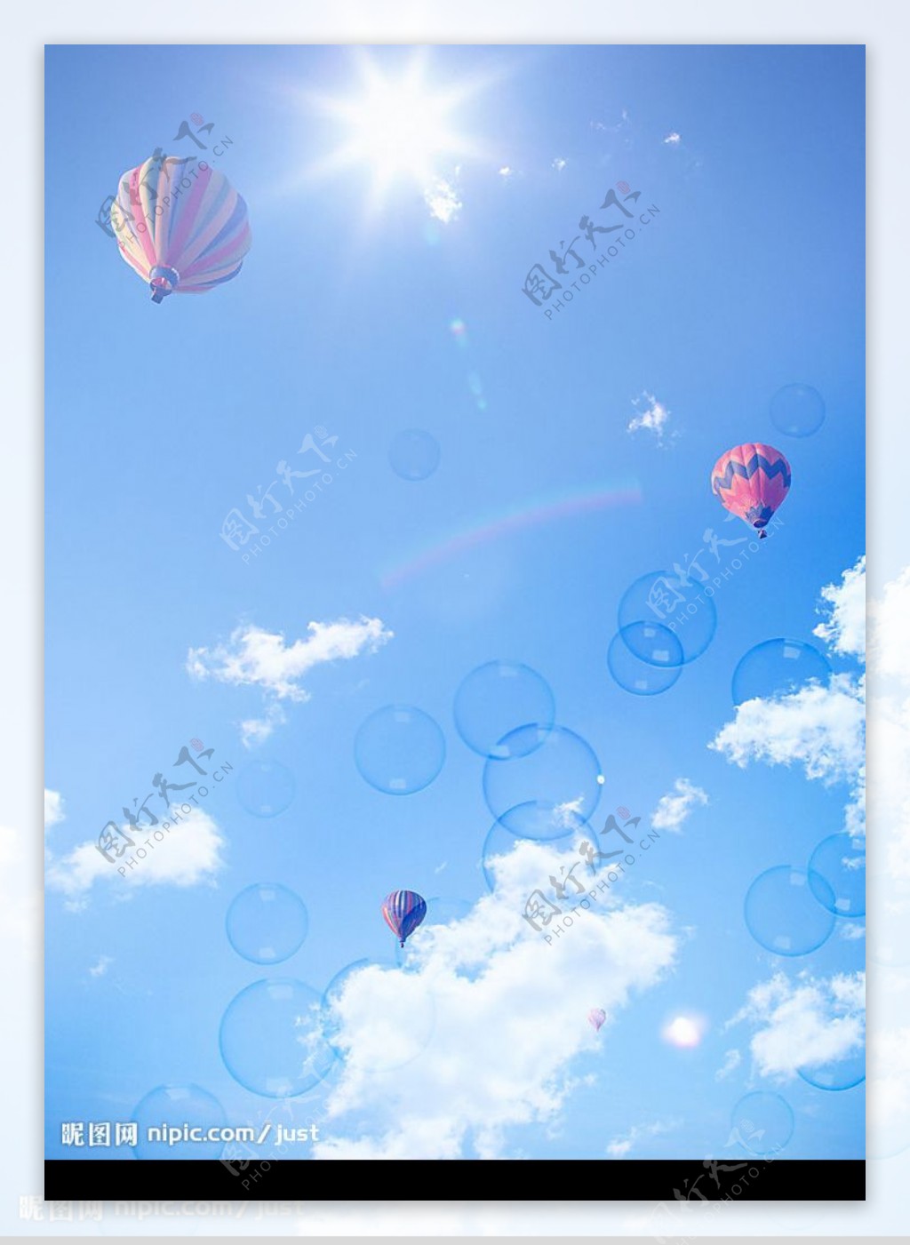 热气球在蓝天飞行图片