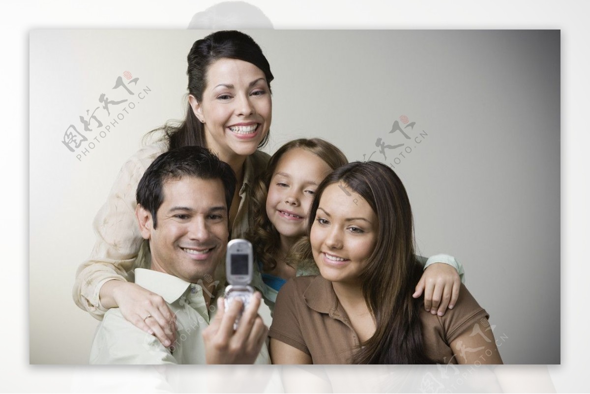 手机自拍的一家人图片