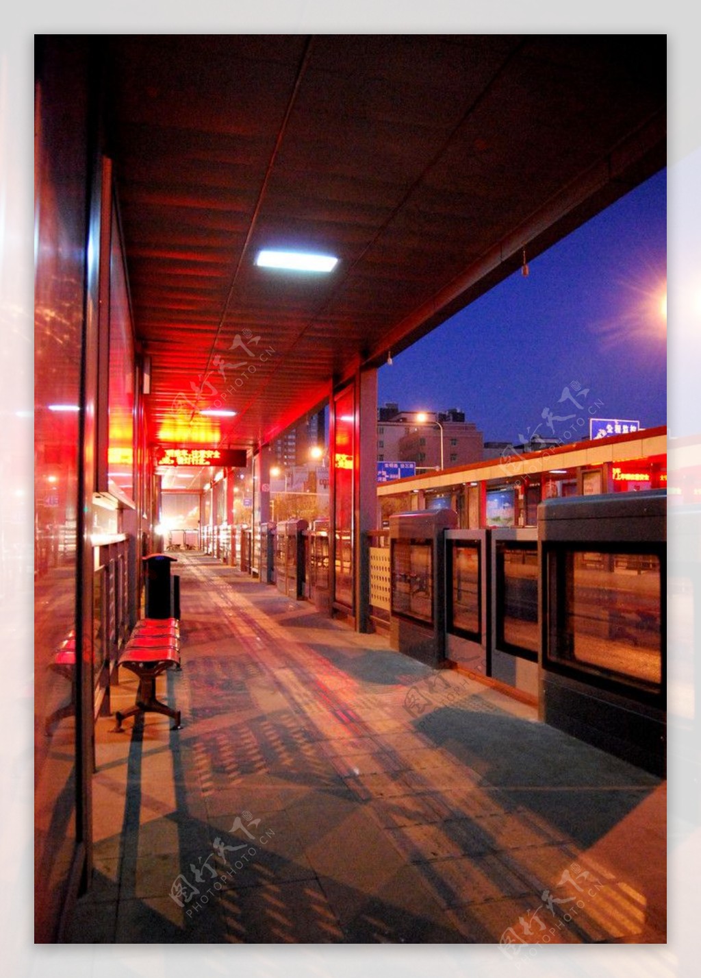 晨曦下的BRT公交站点图片