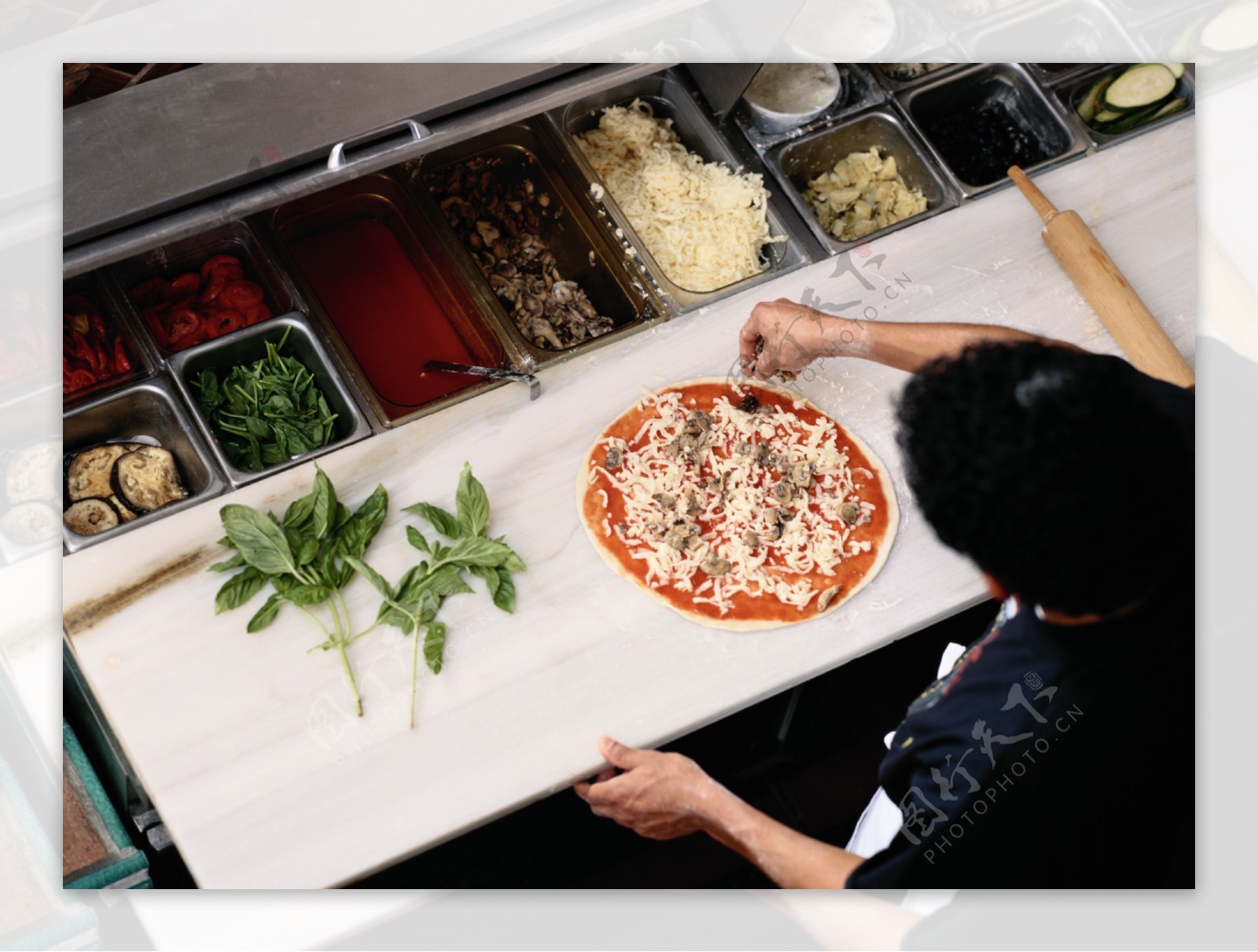 必胜客一次性推出13款全新口味手拍比萨，不断创新产品研发，为品牌年轻化持续赋能
