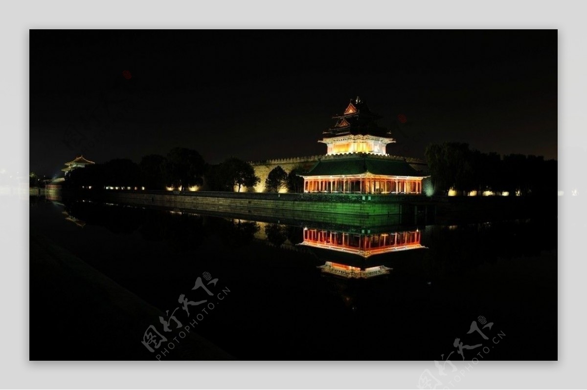 高清晰北京故宫八角楼护城河夜景图片