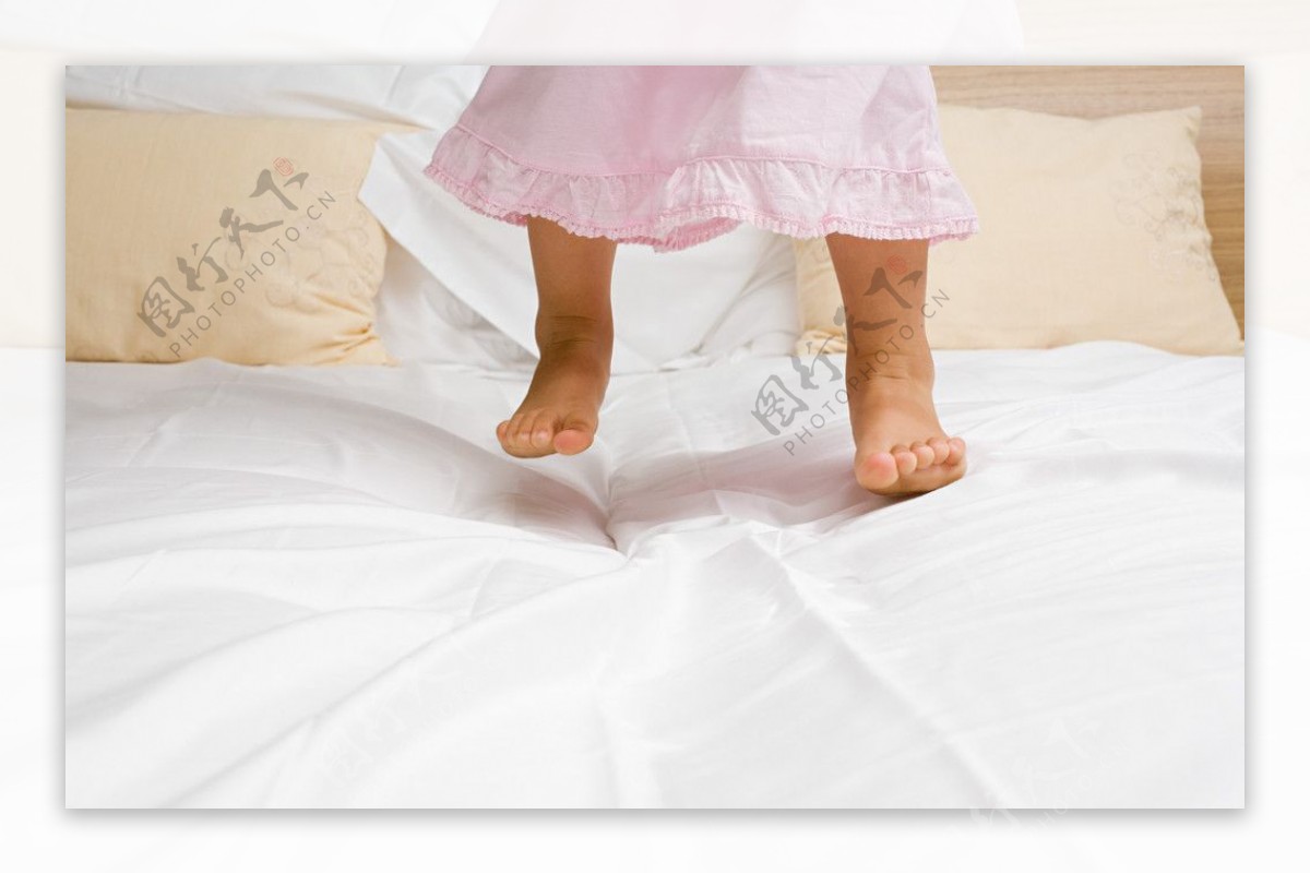 床上蹦跳的宝宝孩子腿部特写图片