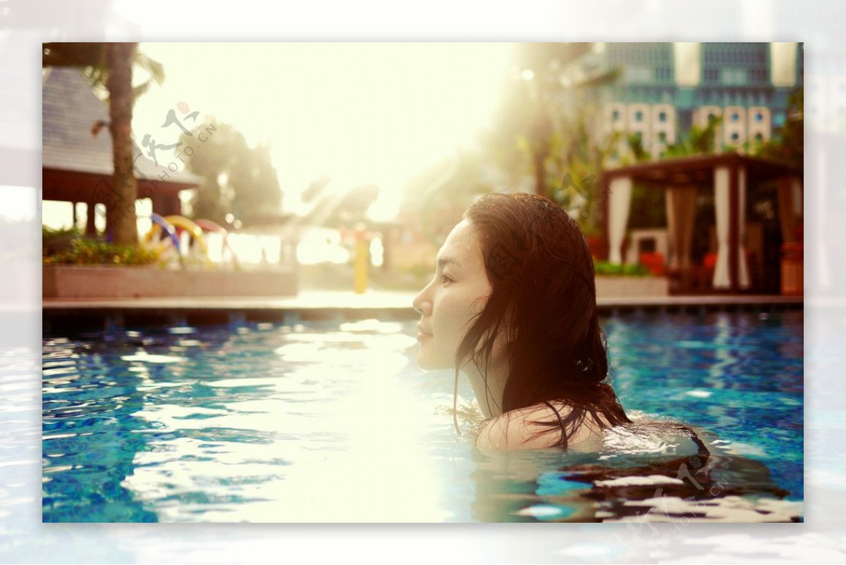 泳池泳装闺蜜上午泳装美女游泳池摄影摄影图配图高清摄影大图-千库网