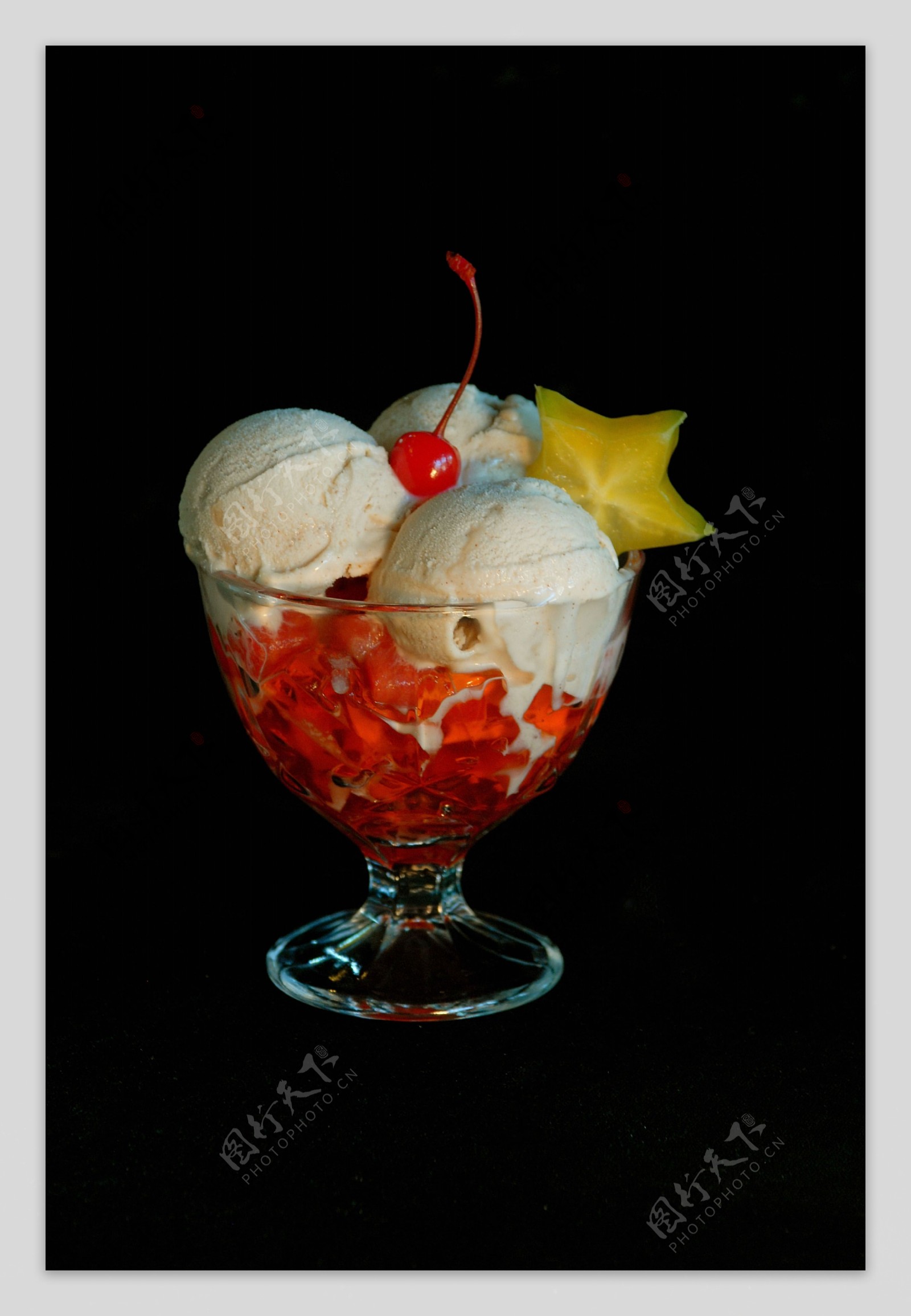 草莓圣代雪糕冰淇淋冷饮意大利冰淇淋图片