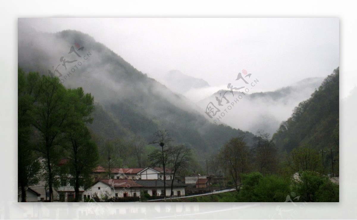 雨霧中的山谷图片