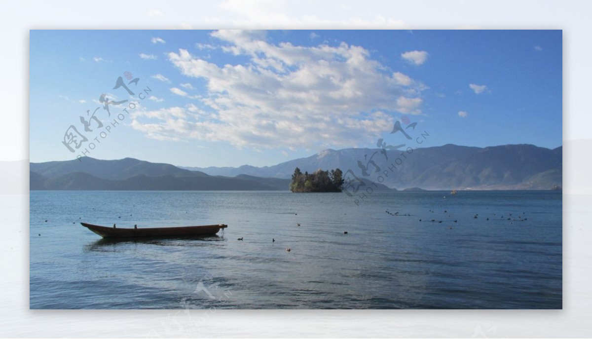 泸沽湖小舟图片