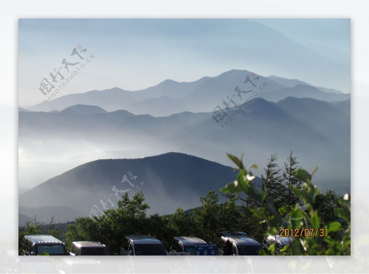 日本富士山半山腰风景图片