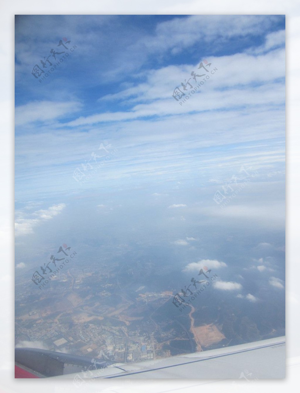 空中云雾蓝天图片