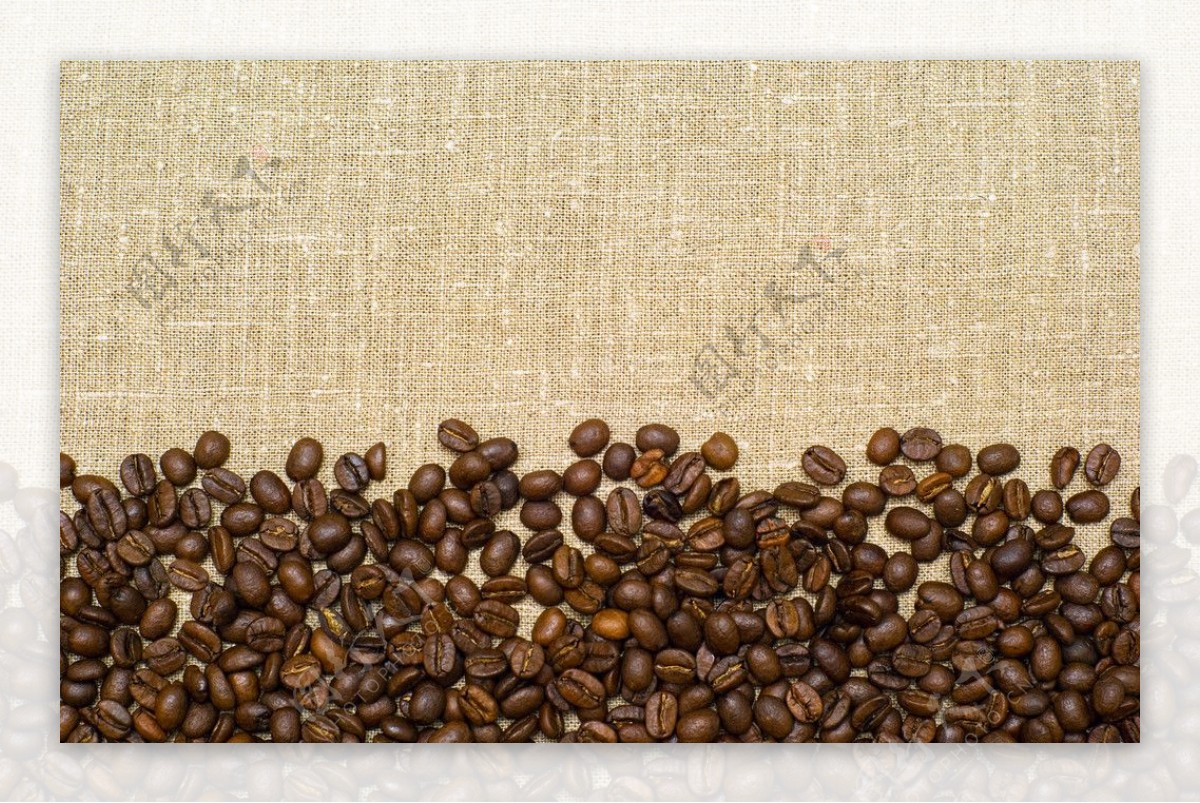 麻布上的咖啡豆图片