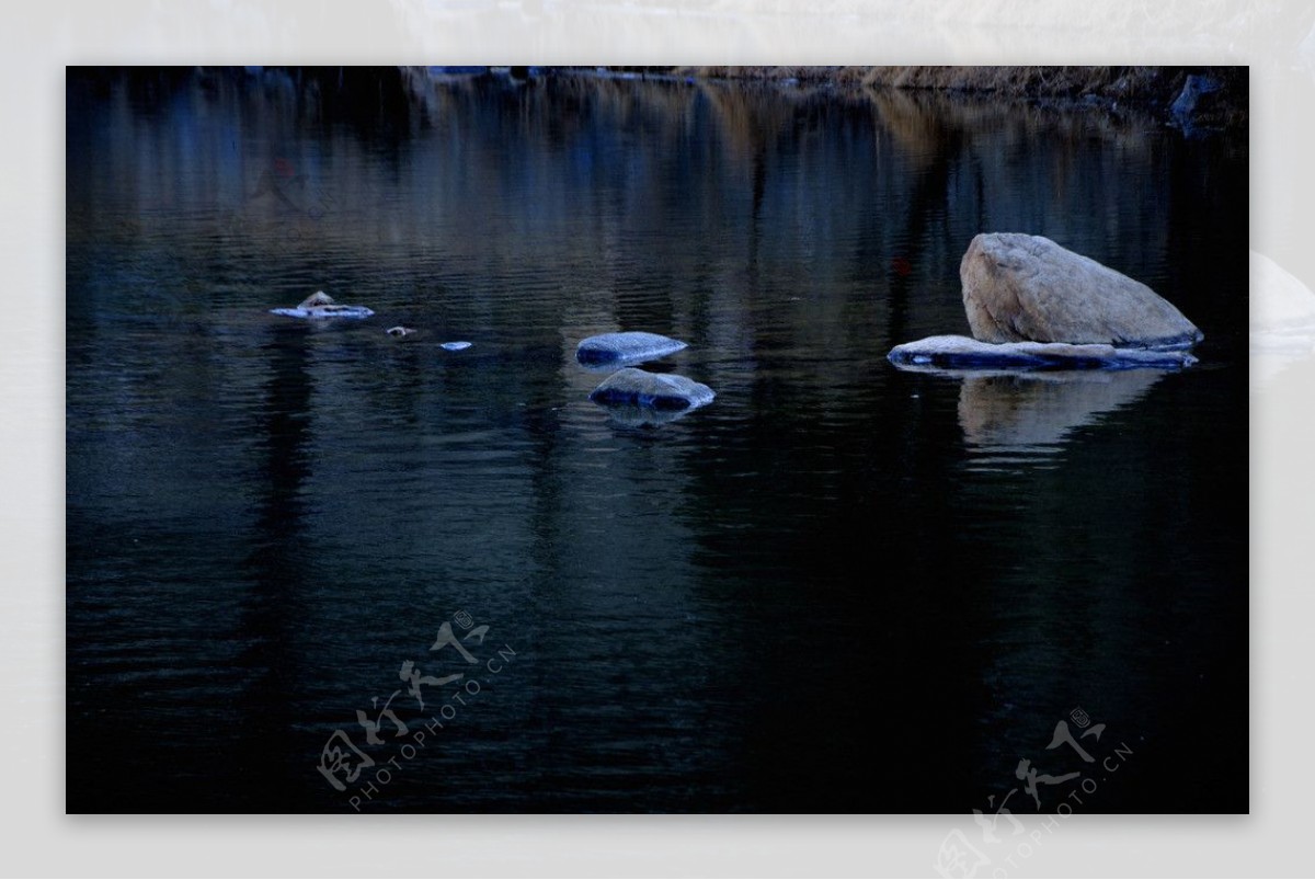 湖中岩石图片