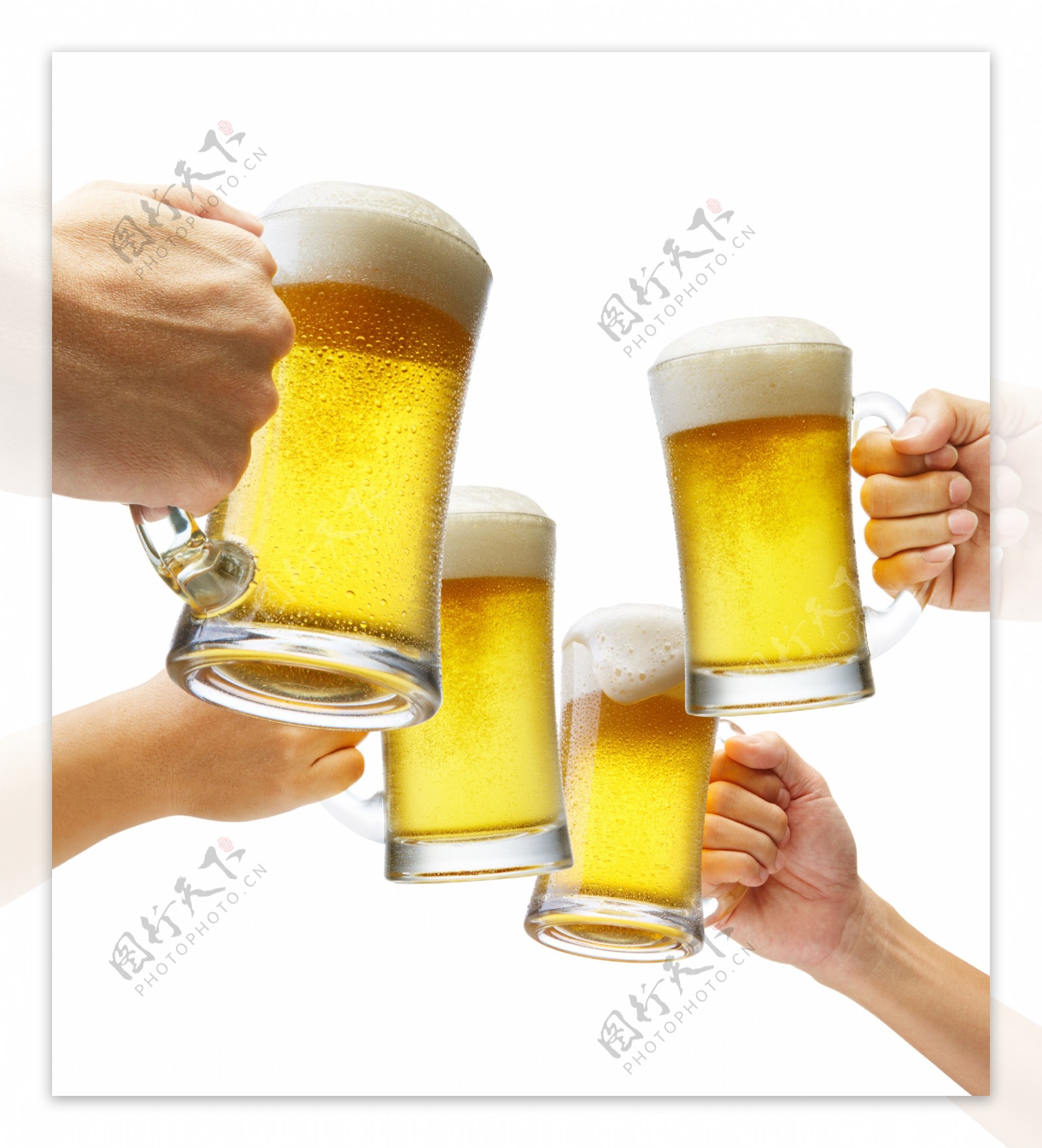 最好的朋友在户外喝啤酒-两个年轻的女人靠在栏杆上喝啤酒，悠闲地花时间聊天，看着地平线照片摄影图片_ID:418312675-Veer图库