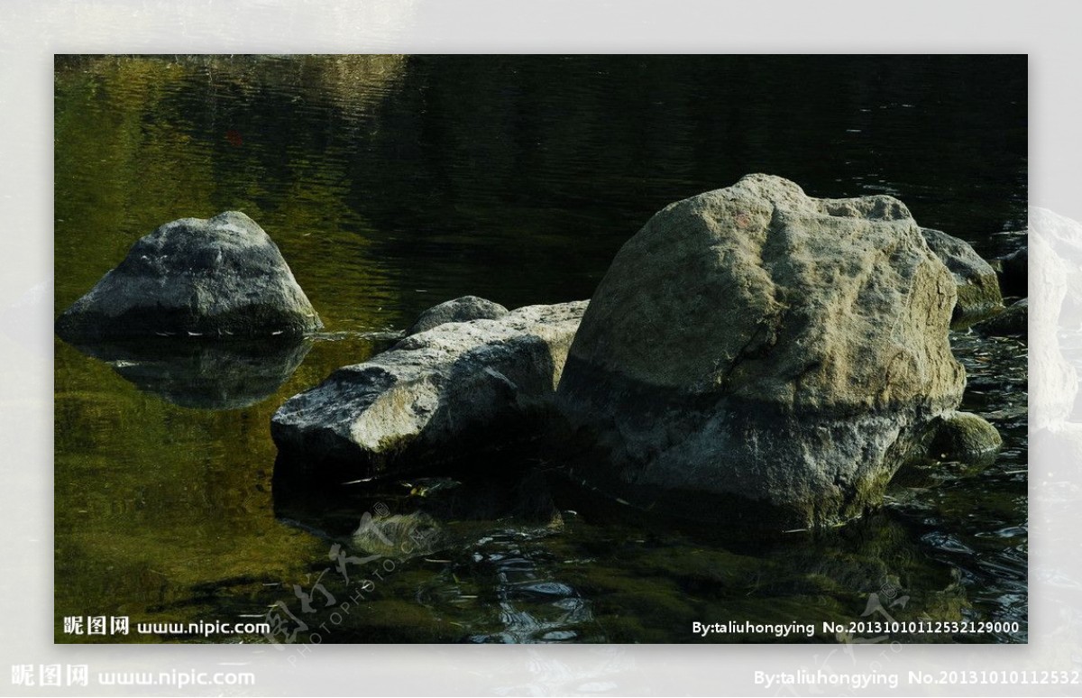 溪水中的岩石图片