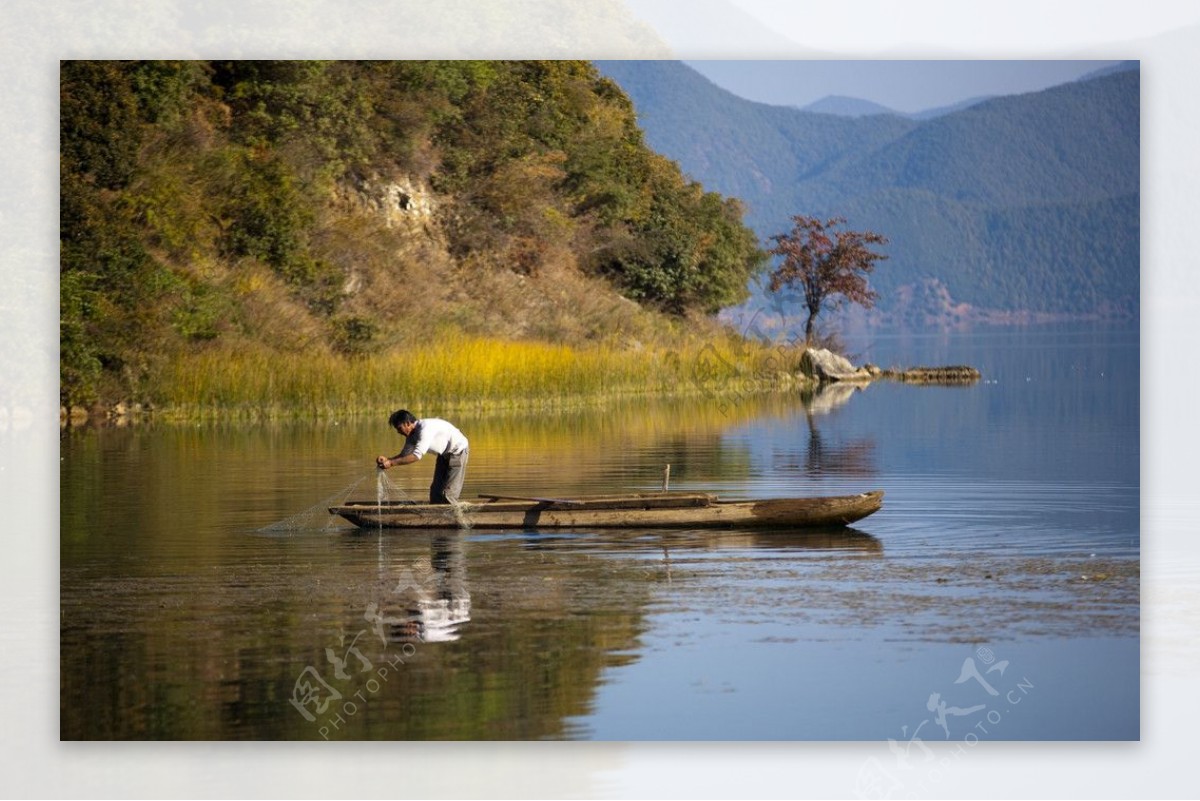 泸沽湖捕鱼风景里的渔民图片