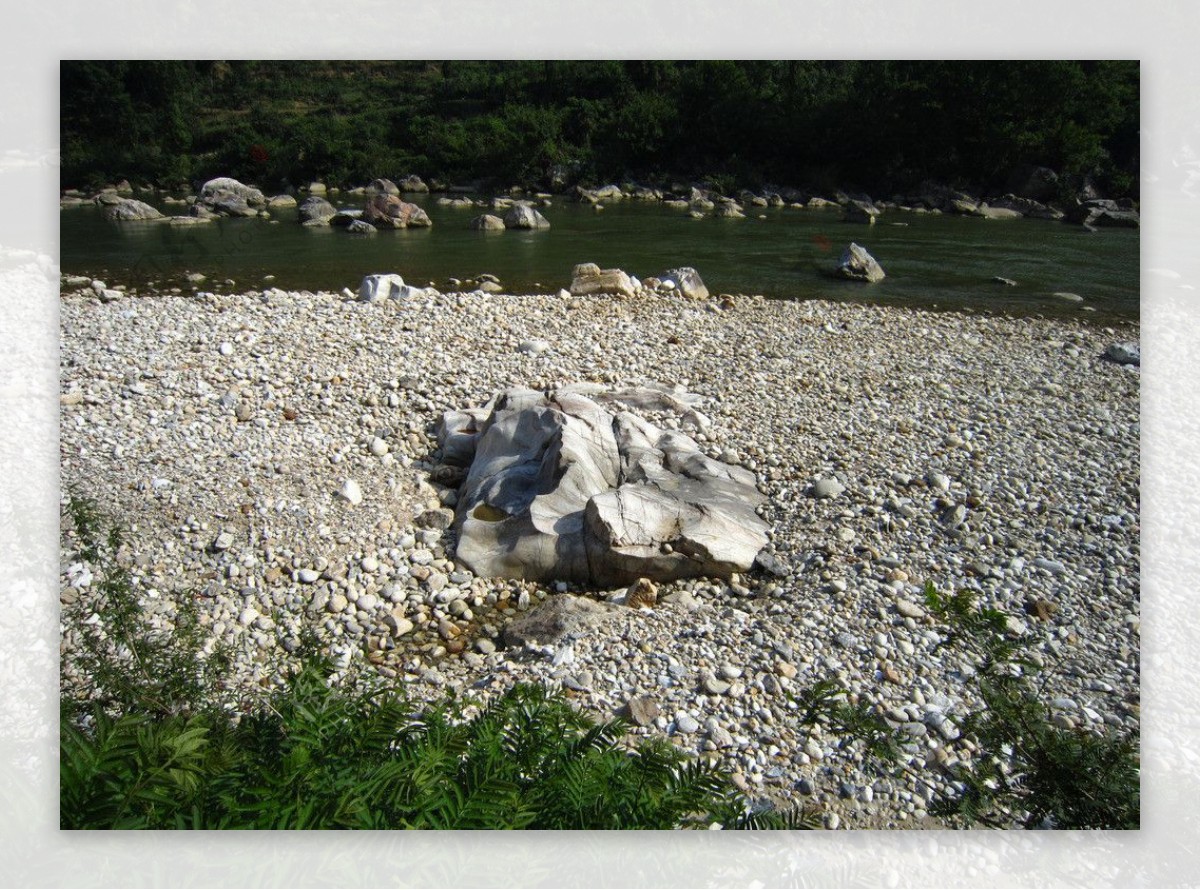 河滩上的石景图片