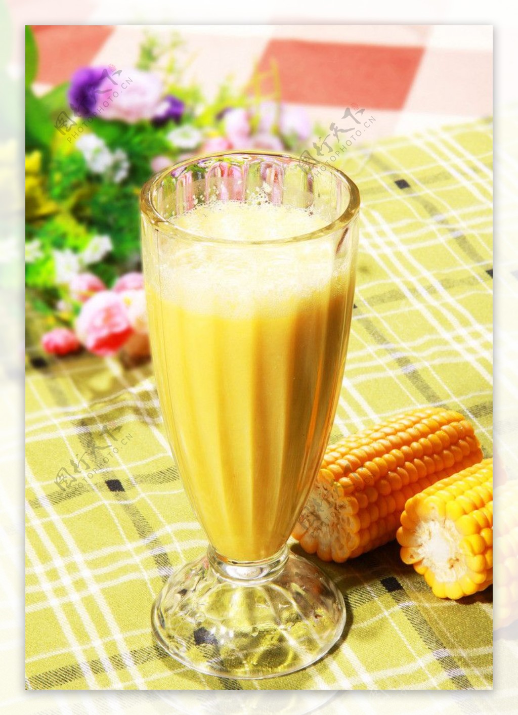 玉米汁玉米玻璃杯图片