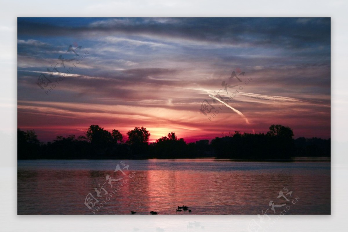 湖泊落日景色图片