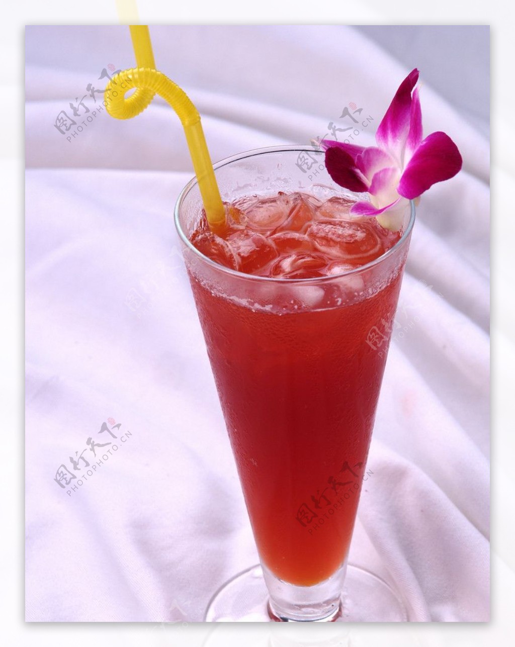 红莓果汁图片