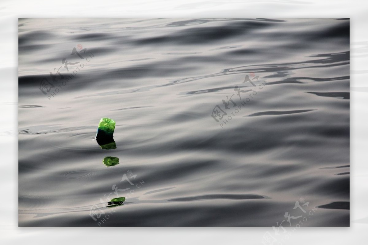 平静水面水上浮瓶图片