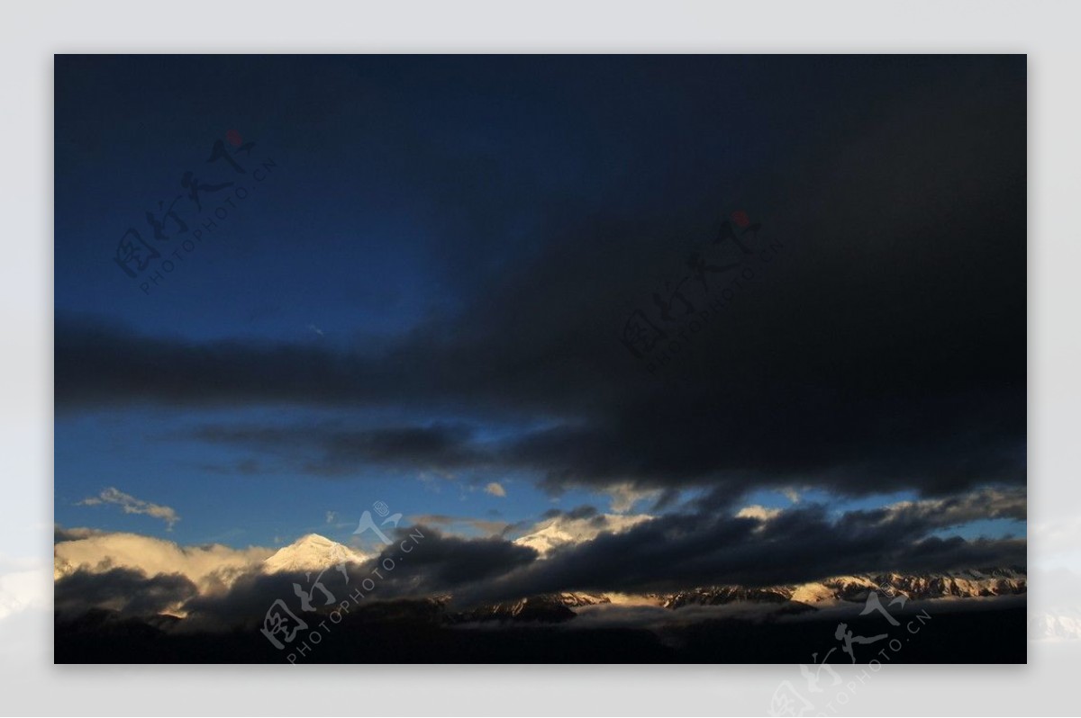 黑云下的梅里雪山图片