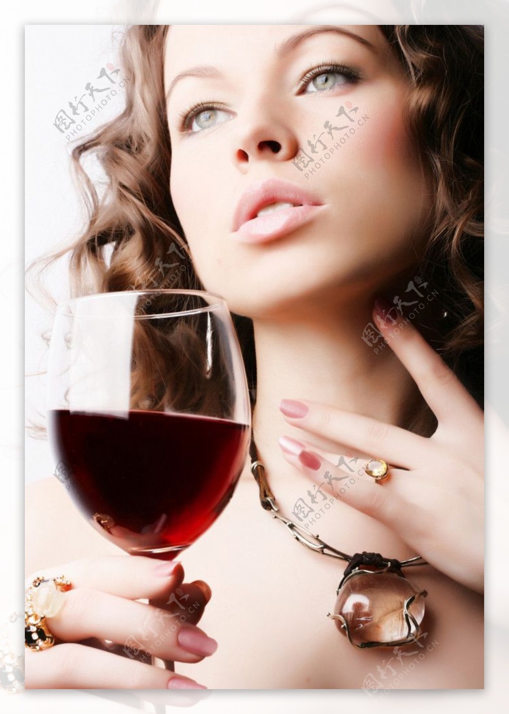 喝酒的女人图片