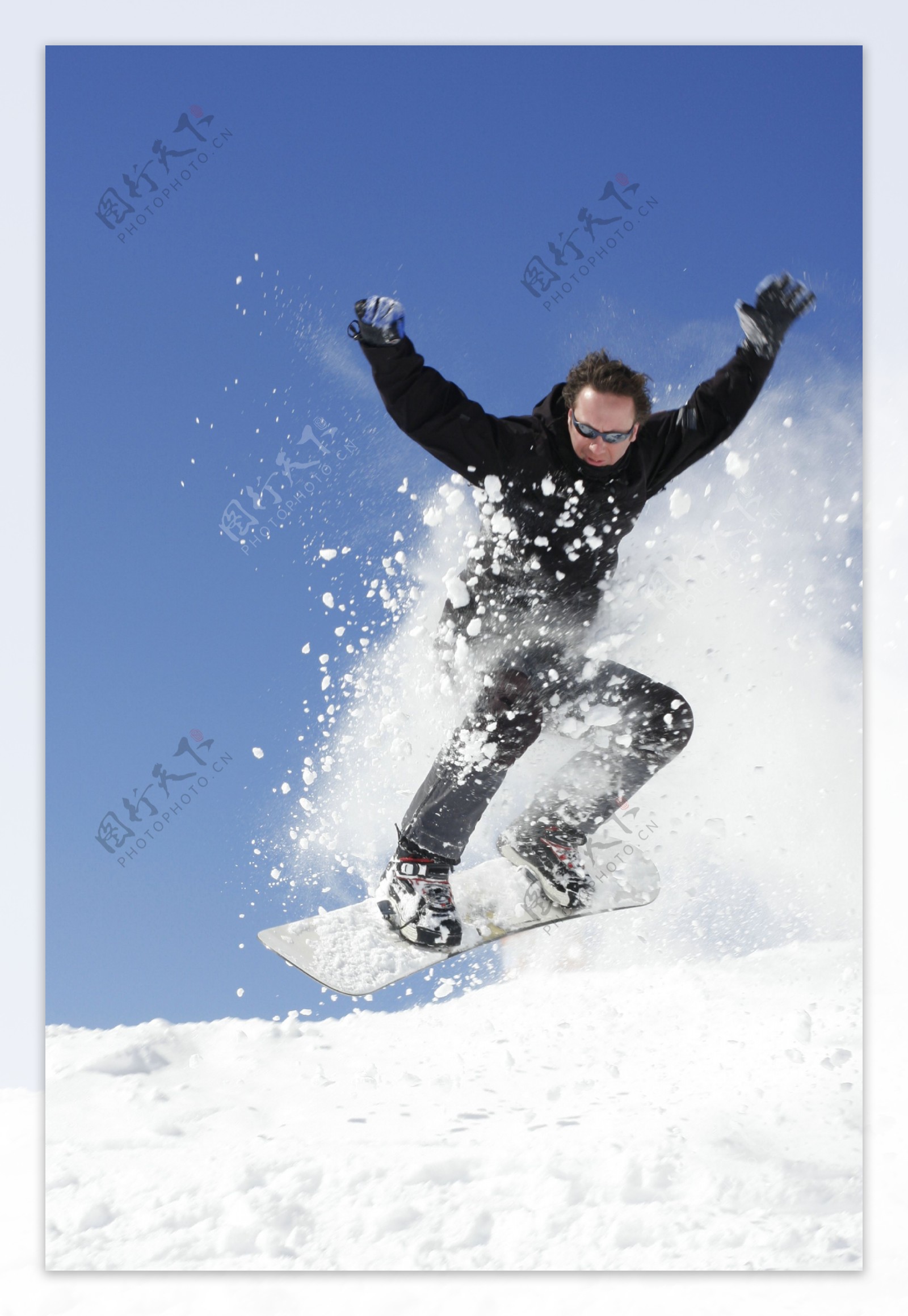 滑雪者滑弄积雪图片