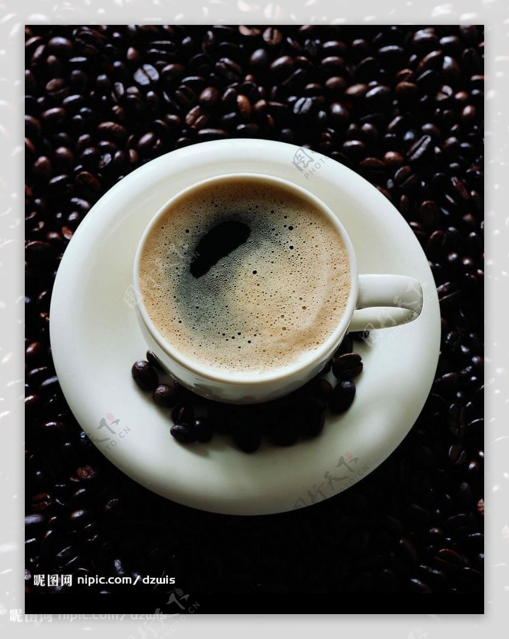 完美咖啡杯与咖啡豆图片