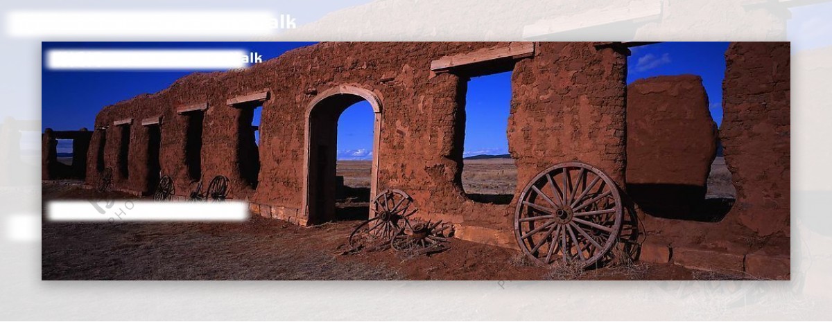 沙漠戈壁破旧车轮图片