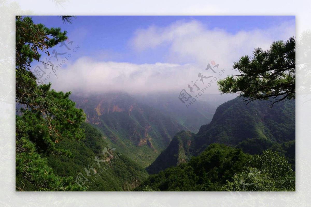 山峰山谷蓝天图片