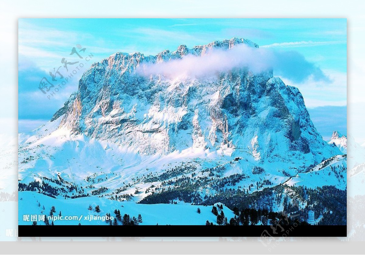 雪山云景图片