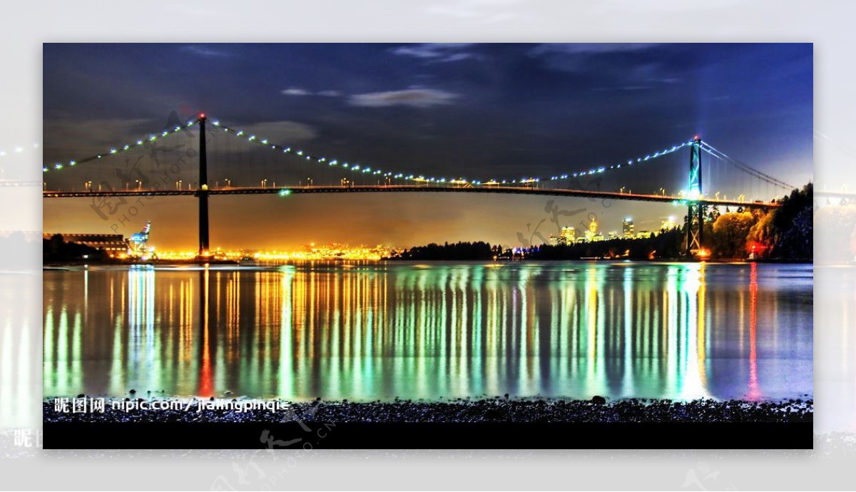 绚烂的城市夜色中的大桥图片